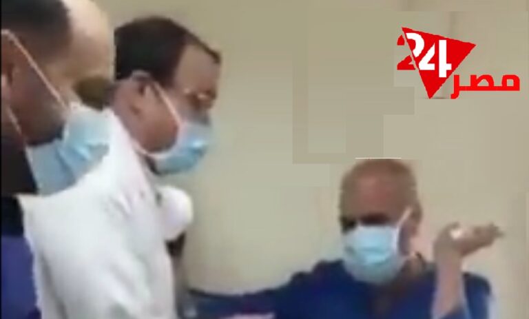 بالفيديو .. طبيب يعذب ممرض ويأمره بالسجود لكلـبه فى فيديو يهز صفحات التواصل الأجتماعى
