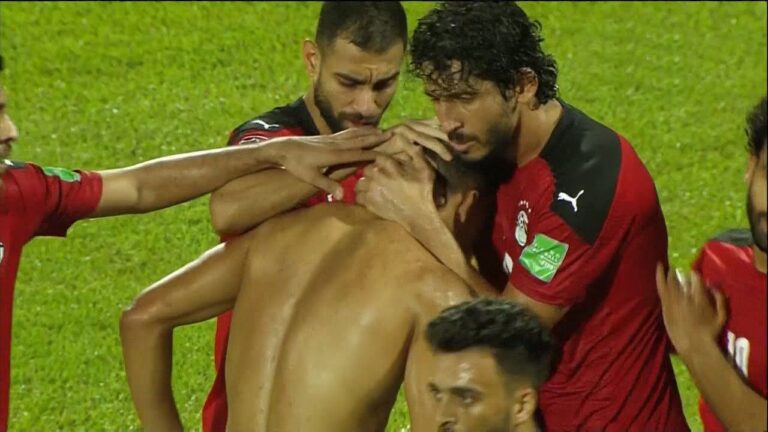 (بصق وشتيمه) مصطفى محمد ضد حسام البدري خلال مبارة الجابون .. فيديو