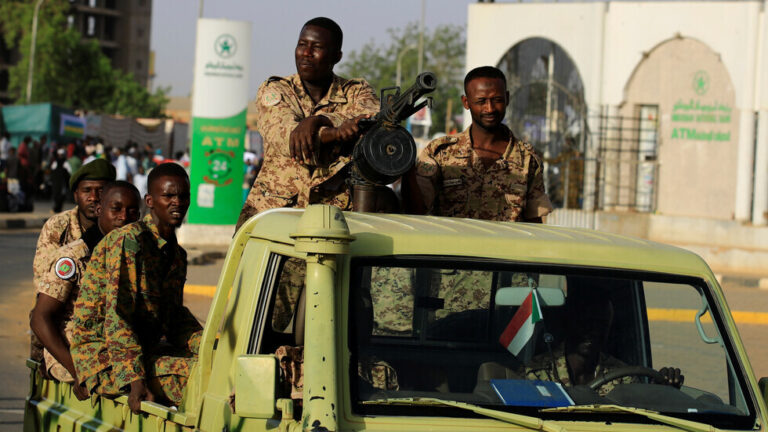ماذا يحدث في السودان: عسكريون يعتقلون رئيس الوزراء عبد الله حمدوك وعددا من القادة المدنيين