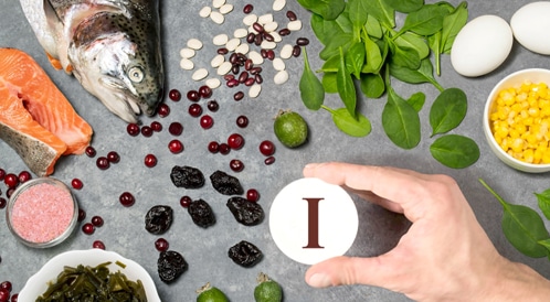 عتبر اليود (Iodine) عنصر نادر يتوفر في بعض الأطعمة و يتوفر كمكمل غذائي في الصيدليات، فأين يوجد اليود؟ وما أهم مصادره؟  أين يوجد اليود؟ تحتاج خلايا الجسم اليود لتحويل الأطعمة إلى طاقة، للقيام بوظائف الغدة الدرقية وإنتاج هرموناتها التي تنظم النمو والتمثيل الغذائي. يسبب النظام الغذائي الذي يفتقر معدن اليود إلى خطر نمو الدماغ المتخلف لدى الأطفال الفدامة والبطء العقلي، وارتفاع الكولسترول، والخمول، والتعب، والاكتئاب، وزيادة الوزن، وتضخم الغدة الدرقية. حيث يحتاج الإنسان يوميًا إلى 150ميكروغرام من اليود وتزداد الحاجة عند النساء الحوامل والمرضعات، ولكن السؤال الأهم الآن، أين يوجد اليود؟ إن من أهم مصادر اليود الآتي:  1. الأطعمة المختلفة  ومن الأطعمة التي تحتوي على اليود: الأعشاب البحرية تُعتبر الأعشاب البحرية مصدر جيد للفيتامينات والمعادن وتعتبر من أفضل مصادر اليود الطبيعية، على الرغم أن كمية اليود تختلف بشكل كبير اعتمادًا على نوع الأعشاب البحرية والمنطقة التي نمت فيها وطريقة تحضيرها. من الأمثلة على الأعشاب البحرية: عشب كومبو (Kombu). عشب واكامي (Wakame). عشب نوري (Nori). سمك القد يعتبر سمك القد سمك أبيض رقيق الملمس له العديد من الاستخدامات، حيث يحتوي على العديد من المعادن والعناصر الغذائية بما في ذلك اليود، حيث يوفر إلى ما يصل إلى 66% من القيمة اليومية ويتميز باحتوائه على كميات منخفضة من الدهون والسعرات الحرارية. تختلف كمية اليود في سمك القد اعتمادًا على مكان ترتيبها والمنطقة التي يتم الصيد منها. منتجات الألبان تُعتبر منتجات الألبان مثل: الحليب والجبن واللبن، مصدر رئيسي لليود وتختلف كمية اليود بشكل كبير اعتمادًا على محتوى اليود في علف الماشية. المنتجات المصنوعة من الحبوب مثل: الخبز والفاصولياء، حيث تُعتبر الفاصولياء مصدر جيد للألياف والمغنيسيوم وحمض الفوليك، وتُعتبر مصدر نباتي جيد لليود، وتختلف كمية اليود في الحبوب اعتمادًا على التربة ومياه الري والسماد الذي استخدم لزراعة الحبوب. الخضروات والفواكه تحتوي الخضروات و الفواكه على كميات من اليود مثل: البرقوق، وتختلف بإختلاف محتوى اليود في التربة والأسمدة وممارسات الري، ويتراوح تركيز اليود في الأطعمة النباتية من 10 ميكروغرام لكل كغ من الوزن الجاف إلى 1 مغ لكل كغ من الوزن الجاف. البيض يوجد اليود في البيض أو تحديدًا يكون في صفار البيض، حيث يعتبر صفار البيض مصدرًا جيدًا للفيتامينات والمعادن وتعتبر مصدرًا قليلًا للبروتين والدهون الصحية، وفي المتوسط تحتوي بيضة واحدة على 12 ميكروغرام من اليود أي ما يعادل 16% من القيمة اليومية. الجمبري يعتبر الجمبري من المأكولات الغنية باليود والبروتين، ويوفر عددًا من العناصر الغذائية الرئيسية مثل: السيلينيوم والفسفور، كما تُعتبرالمأكولات البحرية مصدر جيد لليود لأنه يمتص اليود الموجود بمياه البحر بشكل طبيعي. التونة يوجد اليود، والبروتين، والبوتاسيوم، والحديد وغيرها في التونة، بالإضافة لتميزها باحتوائها على أحماض أوميغا3. الملح المدعم باليود من الممكن أن نجيب عن سؤال أين يوجد اليود؟ بملح الأسواق المدعم باليود، إذ يتوفر الملح في الأسواق على شكل ملح معالج باليود، حيث تحتوي ربع معلقة صغيرة من الملح على 71 ميكروغرام من اليود وهو يعادل 47% من الإحتياج اليومي. 2. المكملات الغذائية والفيتامينات تحتوي العديد من المكملات الغذائية والفيتامينات على اليود على شكل: يوديد البوتاسيوم (Potassium iodide). يوديد الصوديوم (Sodium iodide). عشب البحر، الذي يتميز باحتوائه على كميات كبيرة من اليود. 3. حليب الأم تعتمد كمية اليود في حليب الأم على طبيعة غذاء الأم حيث يحتاج الطفل من عمر(0-6) أشهر إلى 110 ميكروغرام من اليود. إقرأ المزيد على ويب طب: https://www.webteb.com/articles/%D8%A7%D9%8A%D9%86-%D9%8A%D9%88%D8%AC%D8%AF-%D8%A7%D9%84%D9%8A%D9%88%D8%AF-%D8%AA%D8%B9%D8%B1%D9%81-%D9%88%D8%A7%D9%87%D9%85