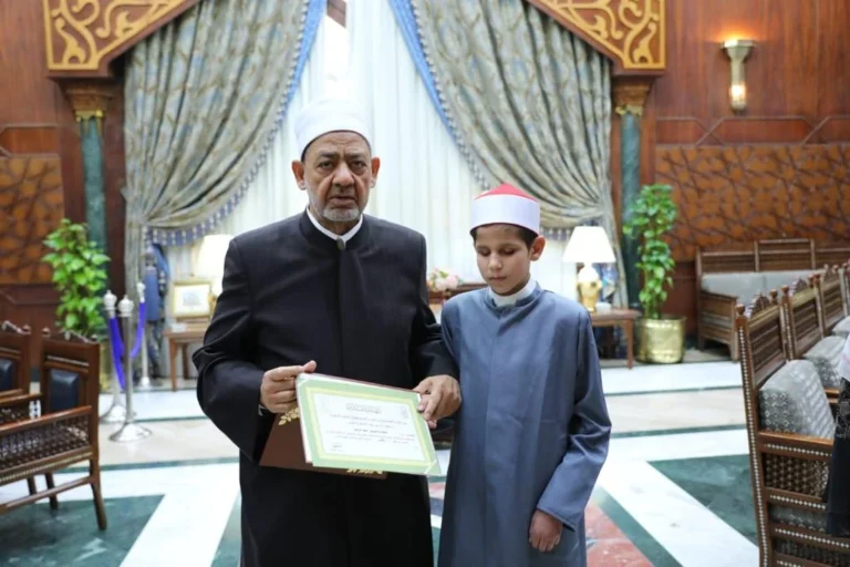 يهدي شيخ الأزهر حافز التفوق لأوائل مسابقات حفظ القرآن وأعفائهم من المصروفات الدراسية 2024\2025