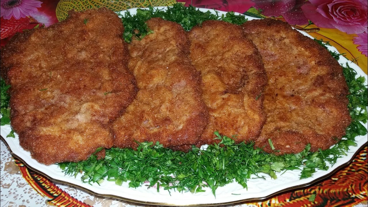 البوفتيك الكداب من أشهى المأكولات التي يتم تحضيرها من اللحم المفروم، وأطلق عليه اسم البوفتيك الكداب لأنه يحضر باللحم المفروم بدلاً من قطع اللحم الصحيحة، وهي طريقة موفرة واقتصادية وسهلة في تحضيرها، فتابعي معنا طريقة تحضيره في المقال الآتي.