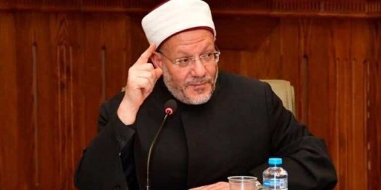 ماذا يفعل المسلم عند سماع الأذان أثناء قراءة القرآن