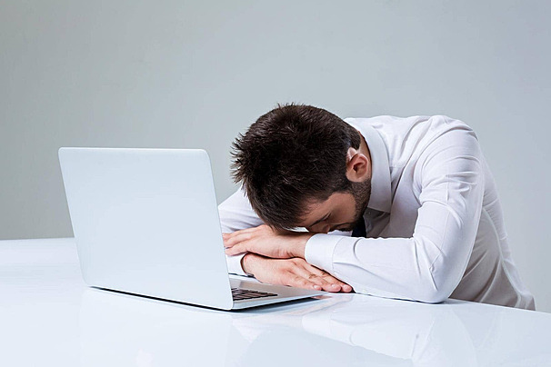 لو حاسس بتكسير وتعب غريب في آخر رمضان… جسمك مش كسلان، جسمك "ناقص" حاجة مهمة!