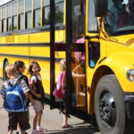 اتهام مديرة مدرسة إعدادي بالإهمال بعد ترك 28 طالبًا على الطريق الصحراوي