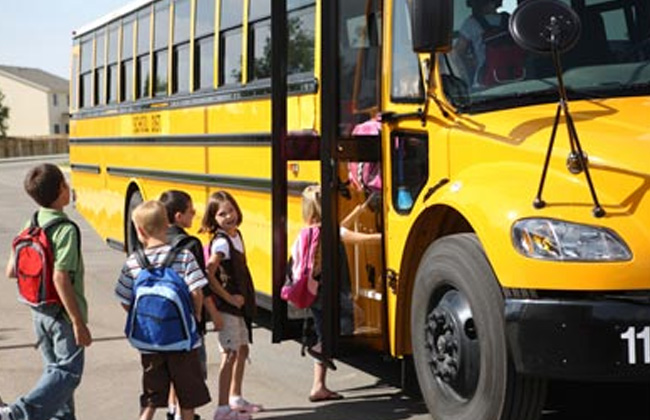 اتهام مديرة مدرسة إعدادي بالإهمال بعد ترك 28 طالبًا على الطريق الصحراوي