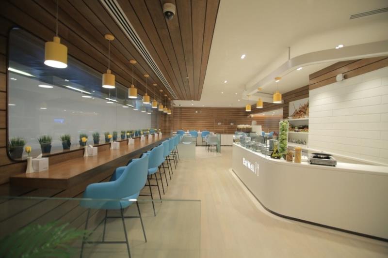 مكتبة ومكان عمل داخل لاونج مطار المدينة المنورة.. هل الدخول مجاني؟