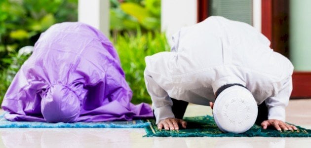 الإفتاء تحسم الجدل حول رد المرأة على الإمام أثناء الصلاة