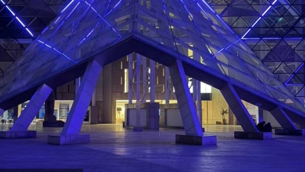 المتحف المصري الكبير يُضيء واجهته باللون الأزرق احتفالًا باليوم العالمي للتوحد
