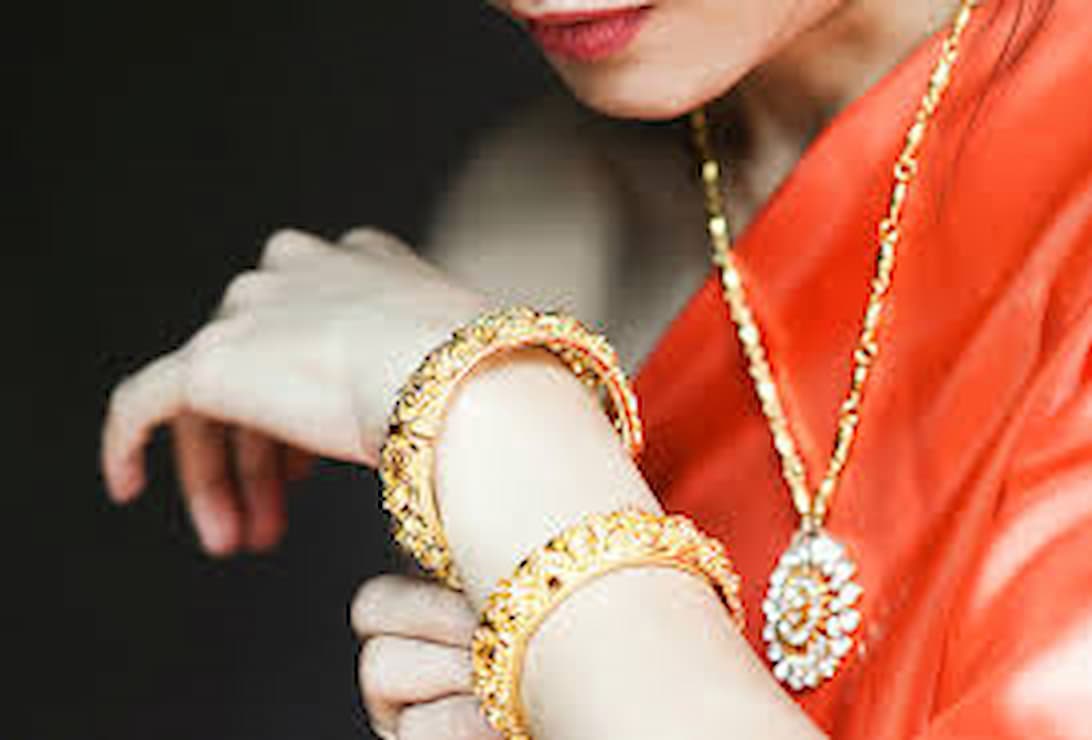 تفسير حلم الذهب للمرأة والرجل.. بشارة خير أم تحذير؟