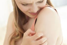 أسباب الحكة في أماكن مختلفة من الجسم.. ماذا يقول لك جسدك؟