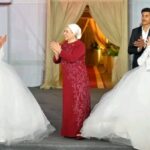 صور.. السيدة انتصار السيسي تحتفل مع 1000 عريس وعروس في فعالية “فرحة مصر”