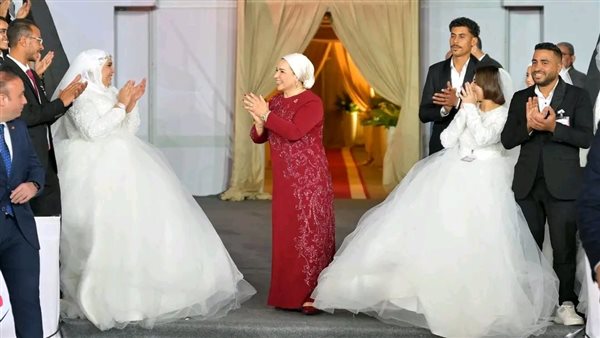 صور.. السيدة انتصار السيسي تحتفل مع 1000 عريس وعروس في فعالية “فرحة مصر”