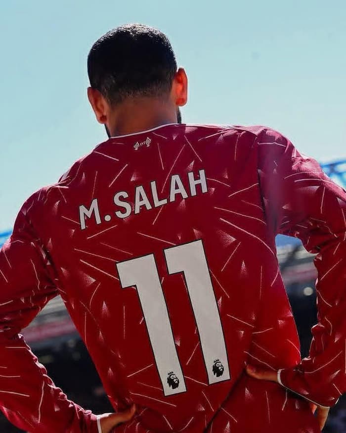 دموع أنفيلد في وداع الملك المصري.. صور مؤثرة لمحمد صلاح تهز الجماهير