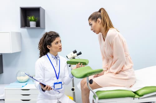 الإفرازات الصفراء عند النساء | الأسباب والعلاج ووقت القلق