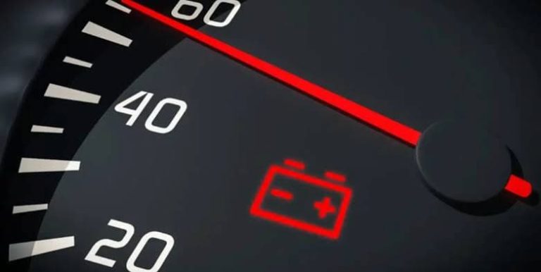 أسباب إضاءة لمبة البطارية أثناء القيادة .. أشهر الأعطال وطرق التعامل معها