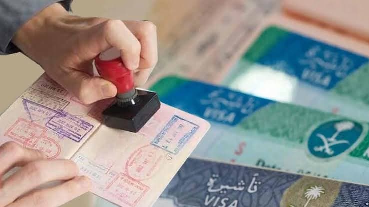 الفرق بين تأشيرة العمل والزيارة العائلية في السعودية.. الشروط والحقوق وأهم الفروقات 2026