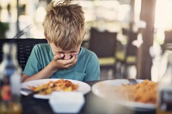 بعد تسمم صغارها .. طبيبة تحذر من الأندومي: ابني معلق محاليل 24 ساعة