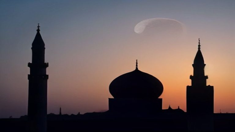 مواعيد وأماكن رؤية الخسوف القمري الجزئي في الدول العربية