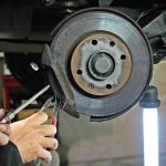 علامات تلف الفرامل في السيارة.. متى يكون تغييرها ضروريًا؟