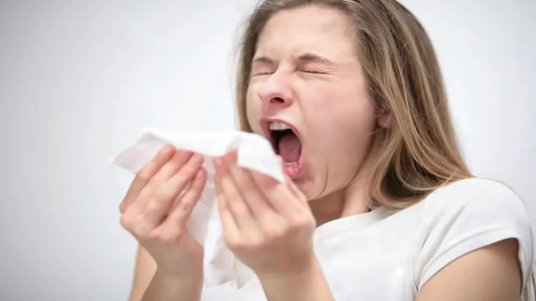 بتصحى من النوم بتعطس؟.. 7 أسباب ممكن تكون في أوضتك من غير ما تاخد بالك