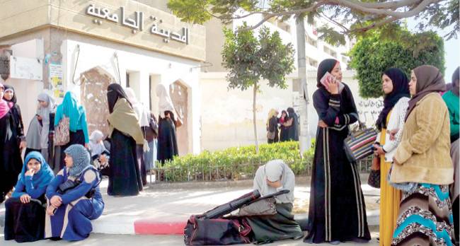 أزمة التنسيق تشعل غضب أولياء الأمور أمام جامعة القاهرة.. استغاثات بسبب تقليل الاغتراب