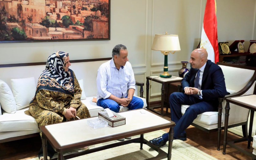 وزير التعليم يكرم مديرة مدرسة كفر الجزار ومدير برقطا بالقليوبية تقديرًا لجهودهما