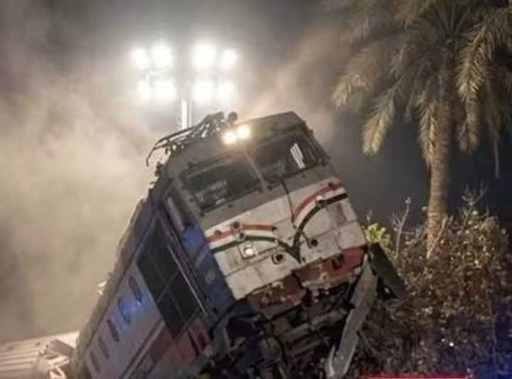حادث قطار العياط اليوم.. تفاصيل تصادم قطاري بضائع وإصابة السائق ومساعده