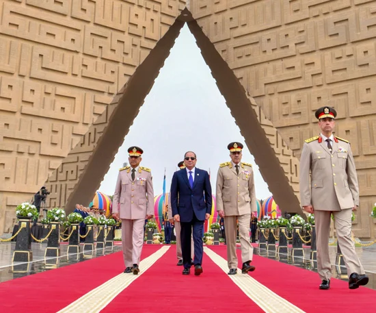 عاجل .. السيسي يضع إكليلًا من الزهور على النصب التذكاري لشهداء القوات المسلحة