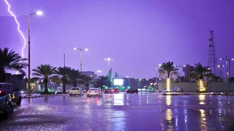 السعودية الآن.. أمطار غزيرة وتنبيهات جوية وتحذيرات من السيول في هذه المناطق
