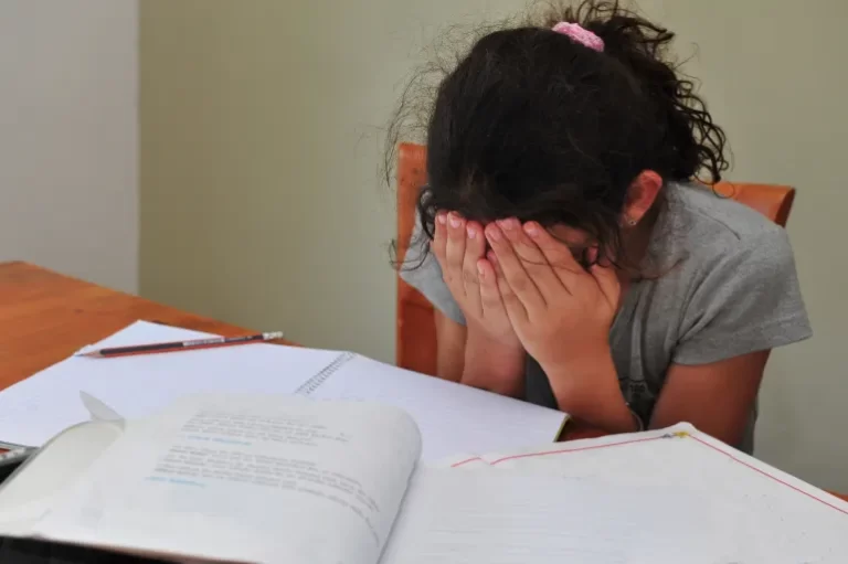 طفلة تبكي بسبب كثرة الواجبات المدرسية: «مش بقعد خالص .. الكتب حواليا كل ثانية»